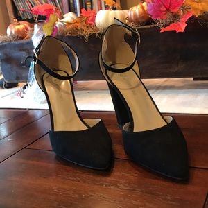 Block heel shoes